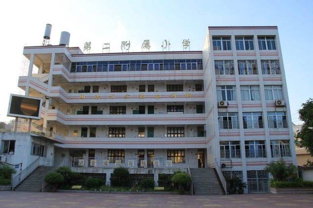 清光绪三十二年(1906年)改办为敖江两等小学堂,是连江县第一所官办