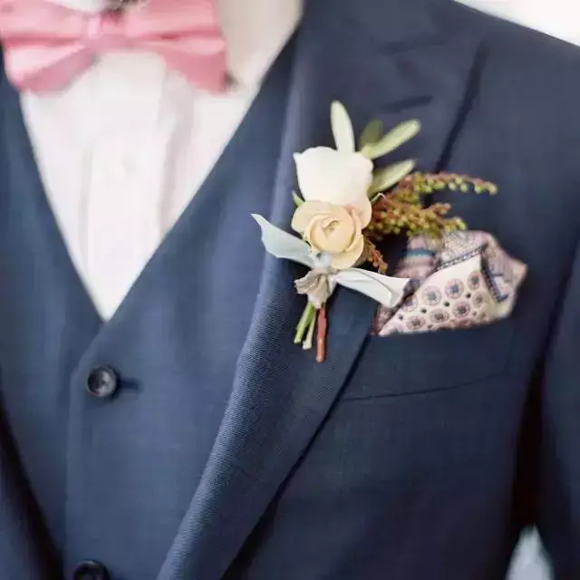 明星婚礼胸花:胸花如何选择和佩戴 注意胸花与服装的搭配