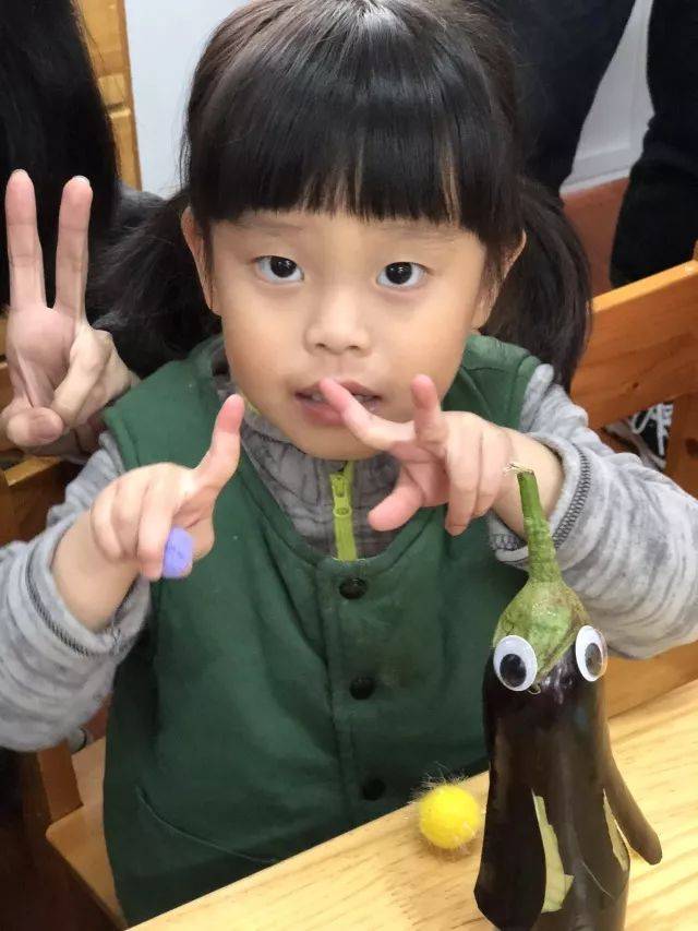 心灵手巧的妈妈将茄子做成了小企鹅,真是棒棒!