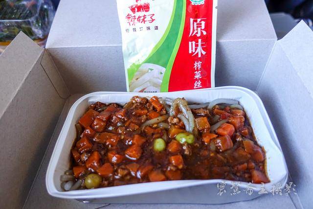盒子里还有一小袋原味榨菜丝,这酸辣粉的味道嘛,既不酸也不辣,哈哈.