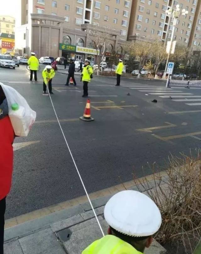 嘉峪关体育大道加油站对面发生车祸,一辆越野"飞机"撞伤过斑马线的
