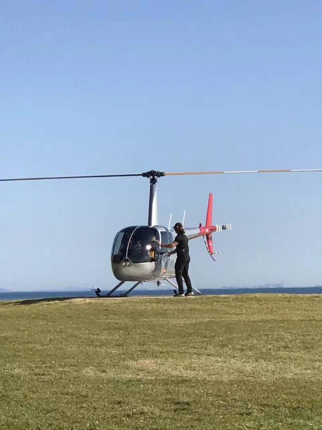 第一次乘直升机观看中国钓鱼岛附属岛屿之一的海豚岛