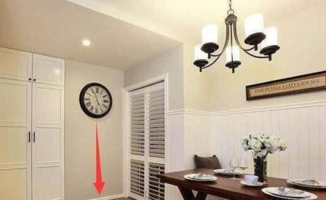 家里挂钟以圆形最佳,现在市面上有很多不同形状和材质的挂钟.