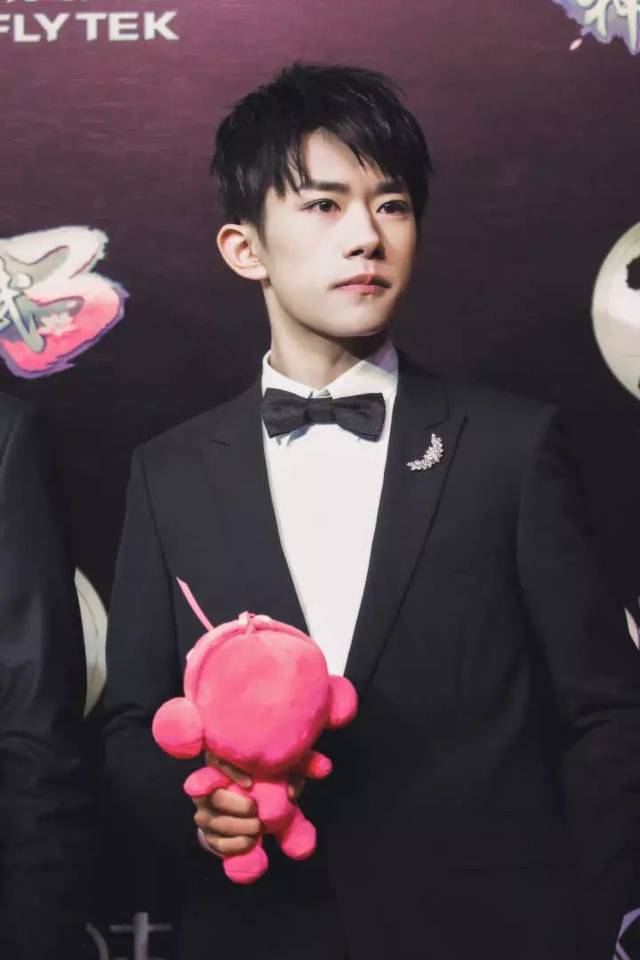 继撞车门之后,易烊千玺坐沙发时又在镜头面前