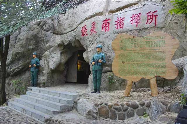在隐秘的山洞里面,藏着敌军孟良崮战役总指挥,74师师长张灵甫的指挥所