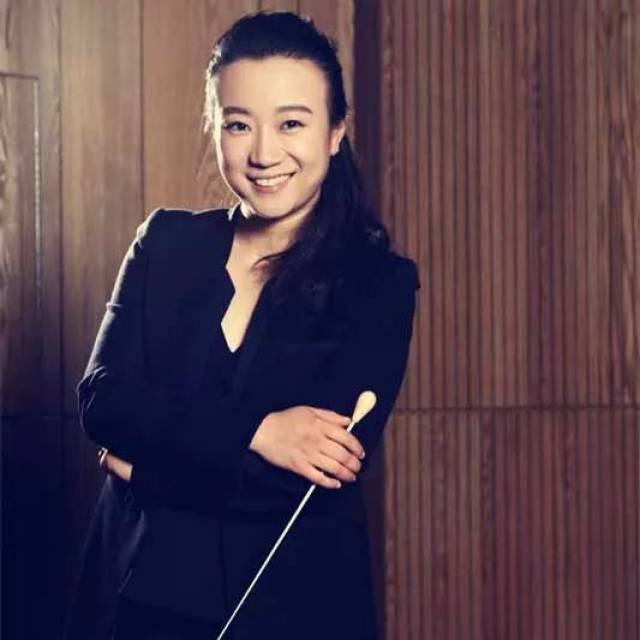 青年指挥家 景焕 首先登场的是广州交响乐团的常任指挥——女指挥家