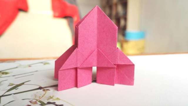 手工diy建筑物往往都会出现在纸模型当中,折纸建筑物则相对比较抽象
