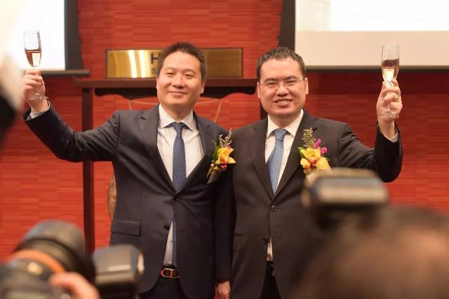 阅文集团上市仪式,右起:阅文集团联席ceo吴文辉、梁晓东看央视春晚 分京