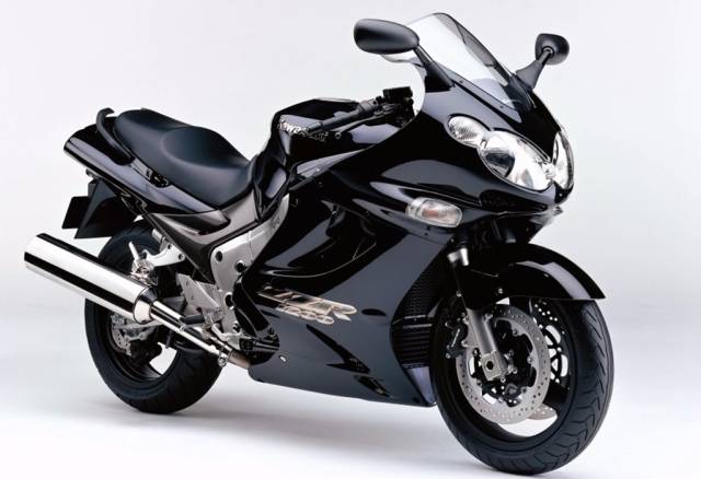 可川崎之后在2000年推出的178匹马力的"猎隼者"---zx-12r,却没有在业