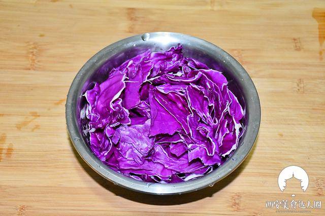 这才是紫甘蓝正确的吃法,做法简单又营养,一盘吃完都不够