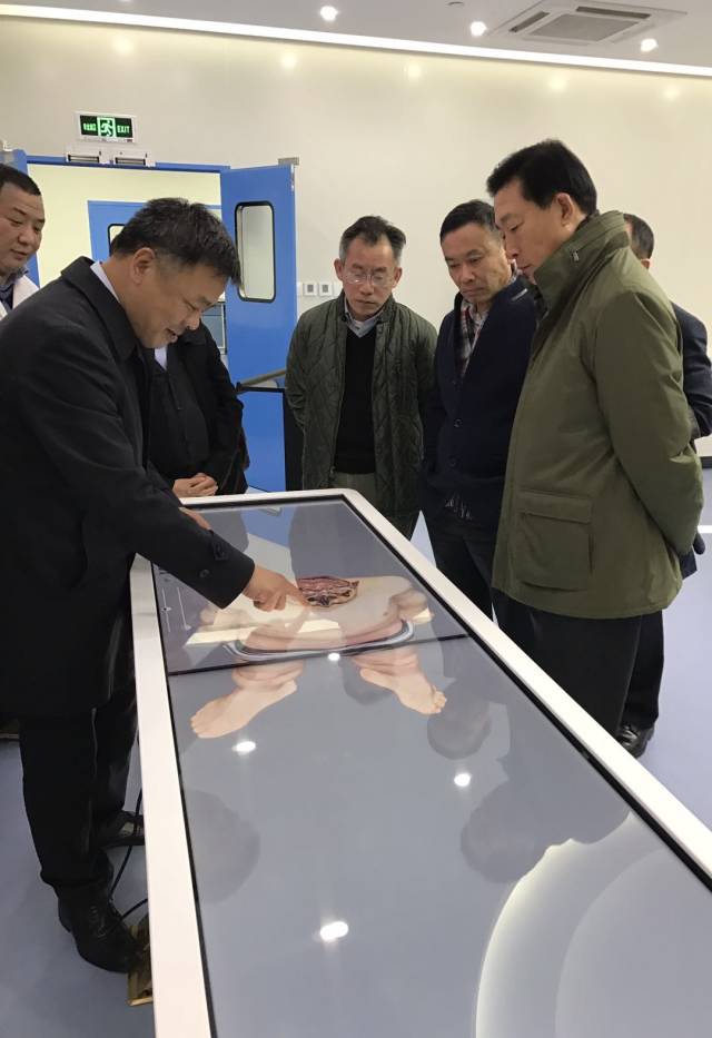 我院耳神经颅底外科汪照炎教授为学员们演示了开放式乳突切除,迷路