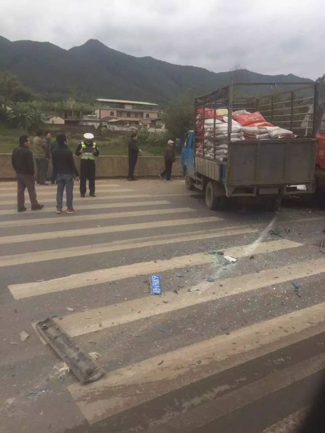 昨天,蕉岭华侨场路口,新铺油坑发生两起车祸.