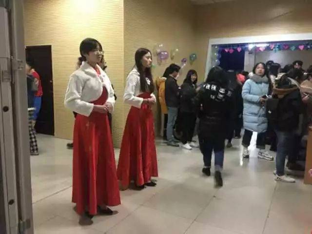 漂亮的礼仪小姐姐准备就绪啦