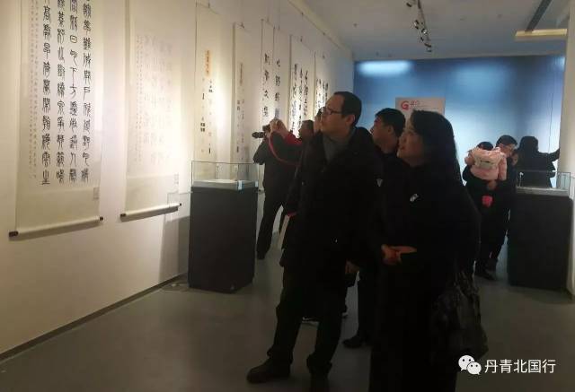 辽宁省书协副主席,秘书长李琳与荣宝斋沈阳分店经理刘鹏观展