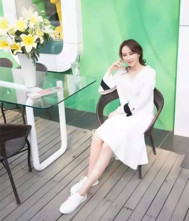 39岁胡静穿深v裙,大秀事业线,网友:胸口处亮点太明显!