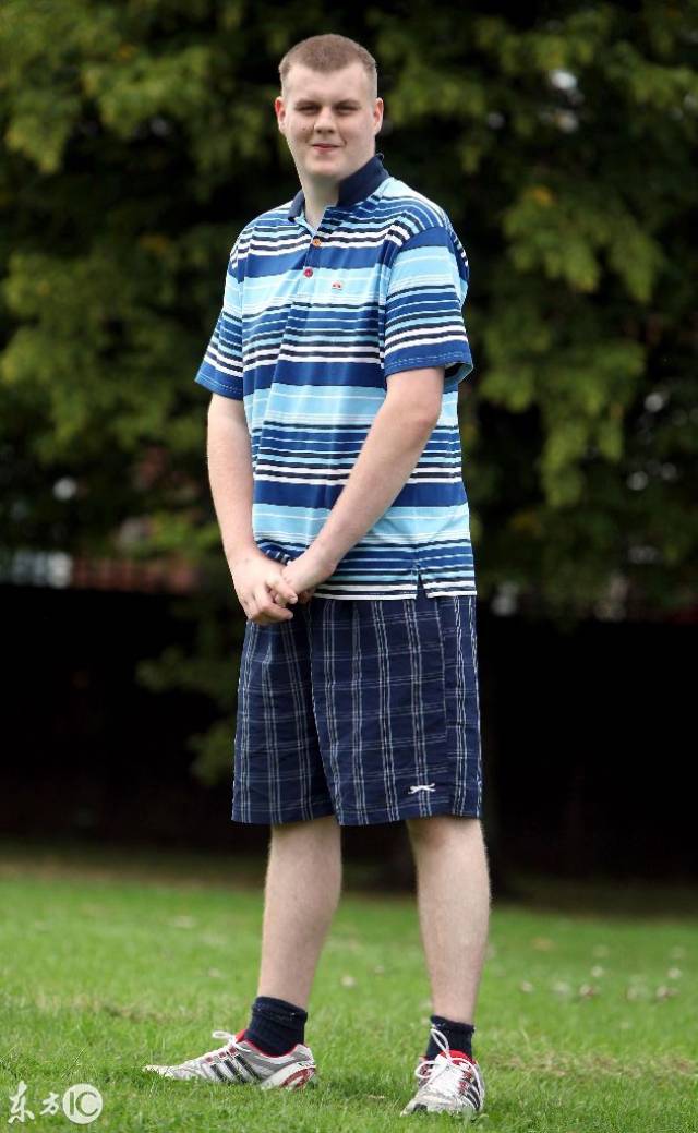 英国少年19岁身高超两米,两周长5厘米,医生却说不是巨人症
