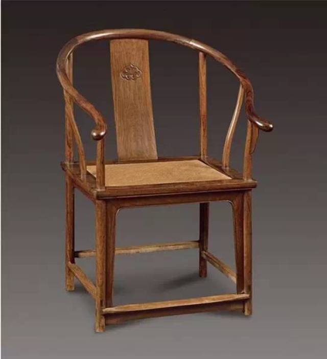 太师椅是指体态较大,式样庄重,在一定社会环境中显示拥有者地位的椅子