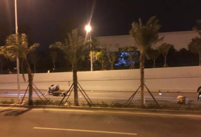 今天凌晨,集美突发惨烈车祸,小车飞撞三轮车,多棵绿化