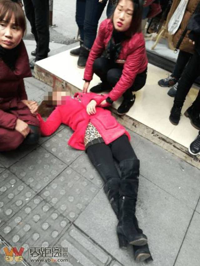 宜宾一女司机倒车冲上人行道,结果悲剧了.