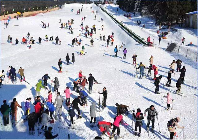 彩虹滑雪场,距离沂水县城东2公里处,吃住交通娱乐方面都很方便.