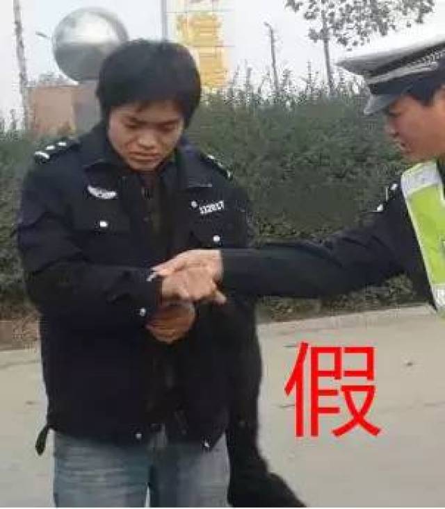 毛衣警服混搭?