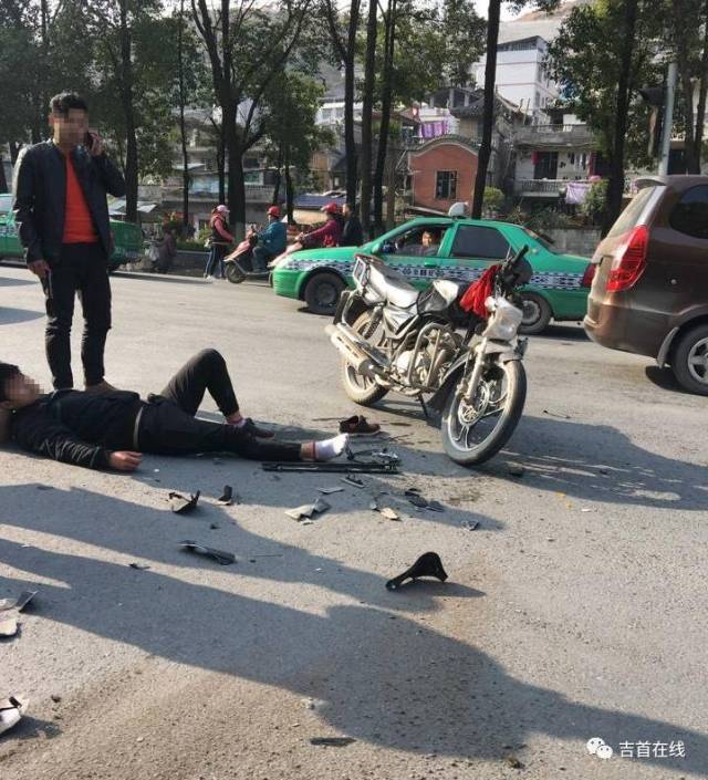 三中路口发生车祸,一摩托车与小车相撞,摩托车司机.