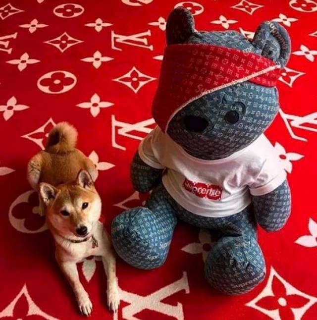 lv联名supreme熊公仔,lv限量小熊 bbc children in need lv和 supreme 联名推出了玩偶熊进行拍卖 拍卖