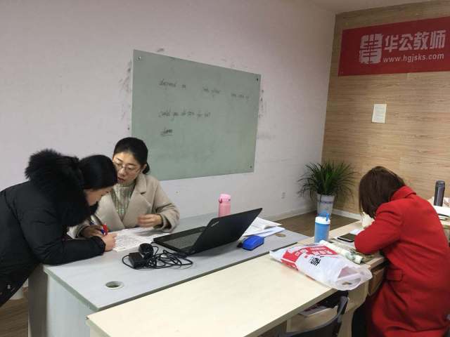 小伙伴们在向华公的老师咨询教资面试问题!