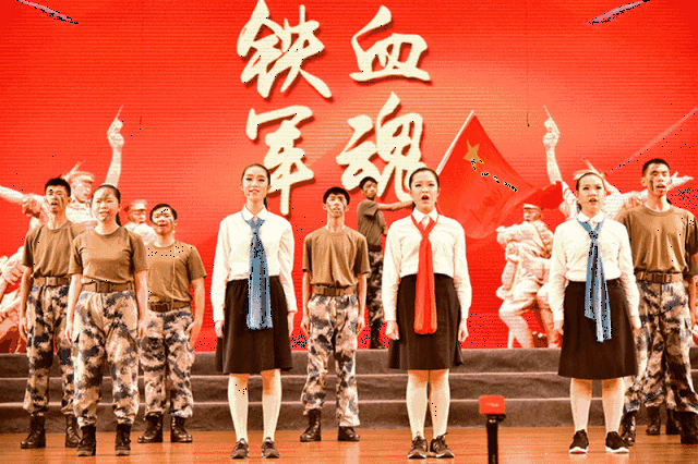 宝山实验学校设计以教学为依托,将革命传统教育融入拓展活动,通过