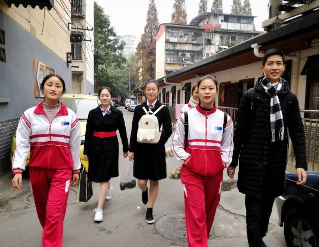 成都市礼仪职业中学民航部高2019届政务中心班志愿者活动老吾老以及人