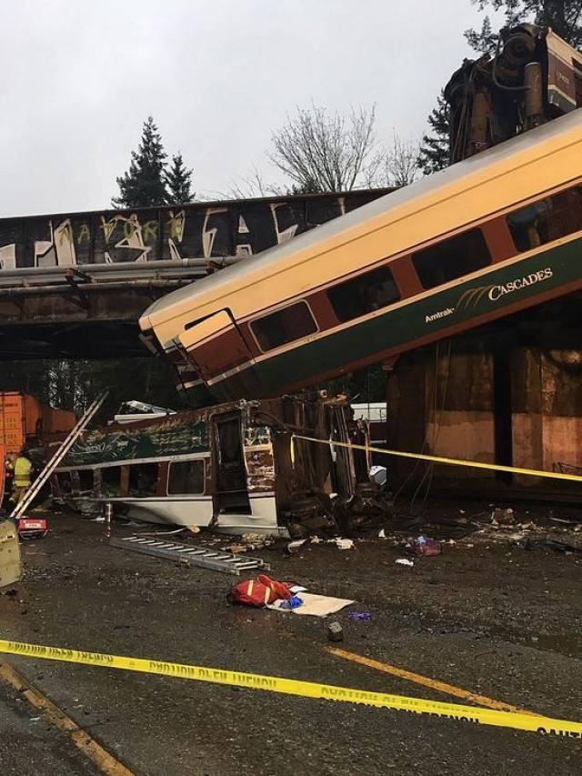 美国一列车脱轨 坠入桥下致6人死亡