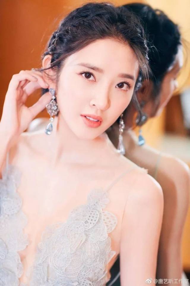 唐艺昕真空上阵露点?比早年美空风还惹火