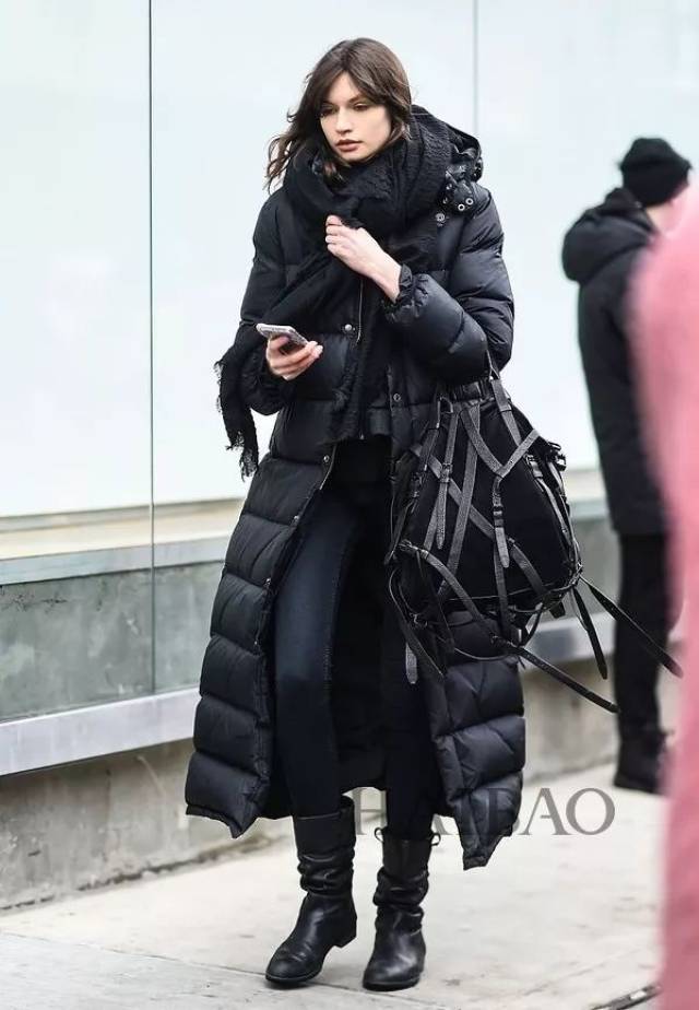 年2月纽约街拍 图片延伸阅读:kendall jenner 羽绒服纽约街拍高领毛衣