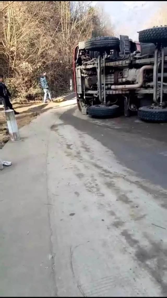 天冷路面结冰,汉中交通事故频发!