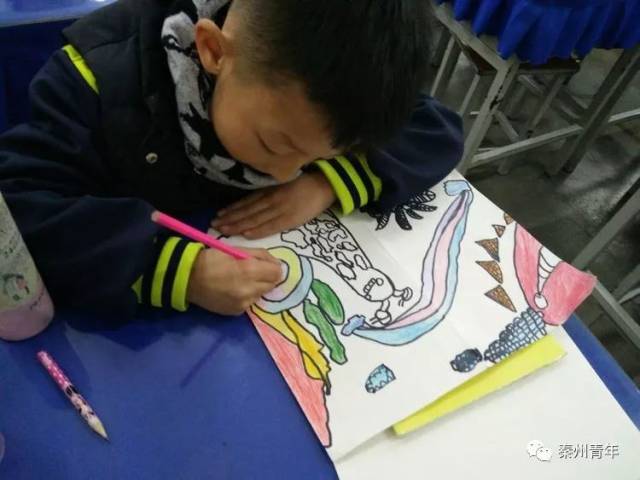 天水市解一小学一年级同学开展"小小画笔在手,同绘美丽世界"手抄报