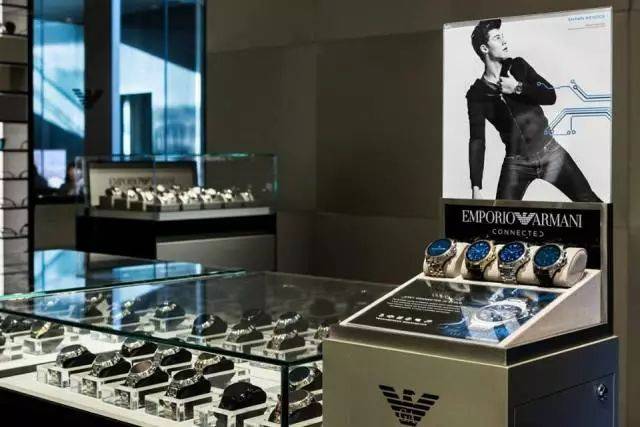 肖恩·蒙德兹与emporio armani在东京庆祝全新"emporio armani