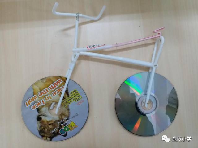 让我们一起和三(5)班郭明轩学习做一个自行车小装饰吧!