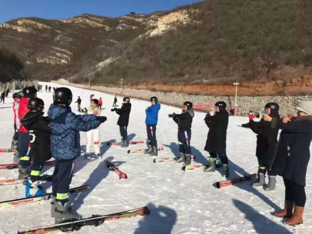 平西府中学组织师生到静之湖滑雪场滑雪