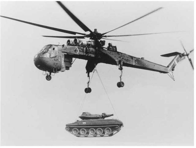 吊起一辆坦克就走的ch-54是s-64直升机的军用型.