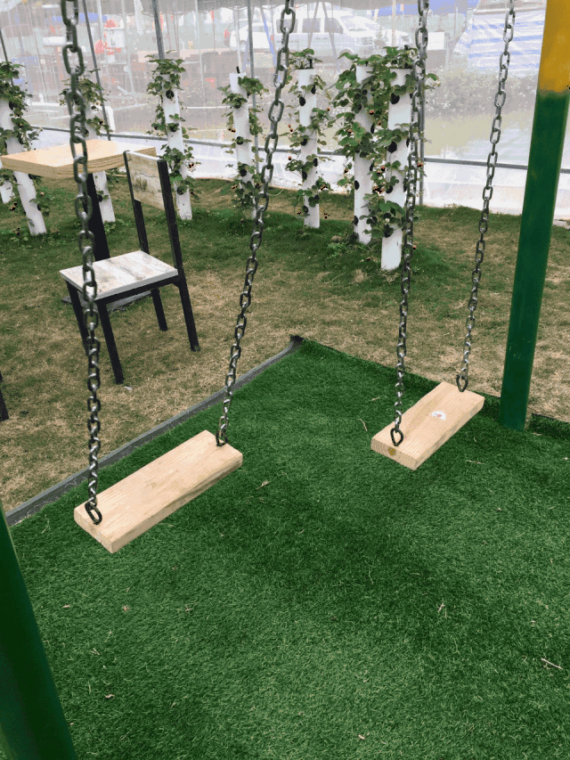 在休息区域既可以坐下来好好休息,还可以荡秋千,还有儿童小玩具.