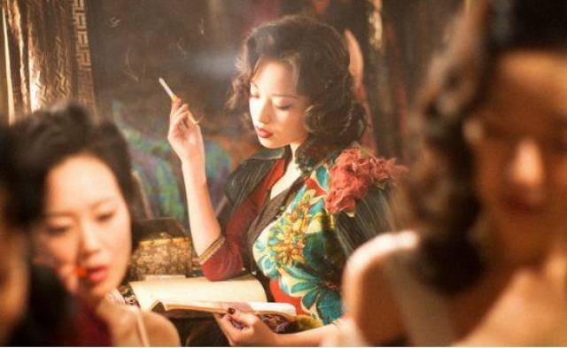 盘点女星抽烟照:倪妮酷,淑贞艳,曼玉风情,最后一个让你清醒!