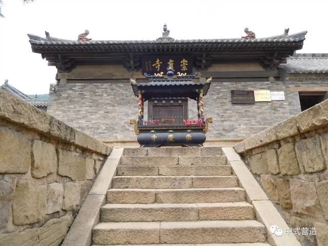 寺门前高台阶