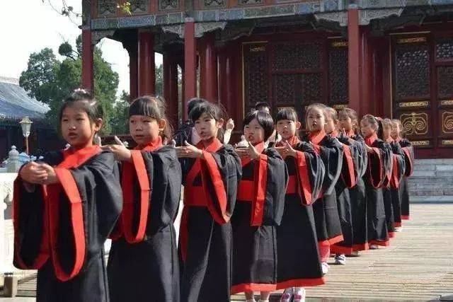 【云鹏道长说道法】中国的传统礼仪,为什么是抱拳,而不是,双手合十