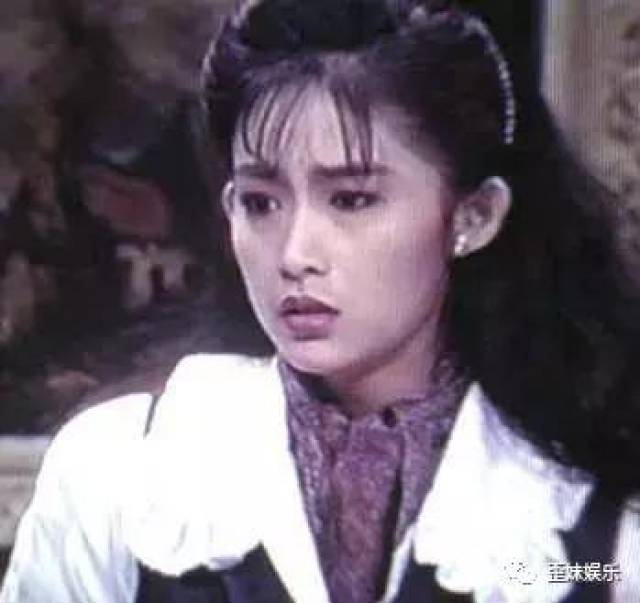 她还是香港某位"大哥"的干女儿 但官晶华却是台湾竹联帮的"正牌大小姐