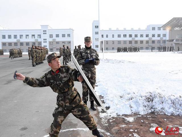 高清:武警新疆边防总队新兵伏冰卧雪苦练实弹射击