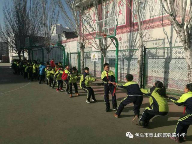 强身健体 立志成才—记富强路小学五年级二班的一次拔河比赛