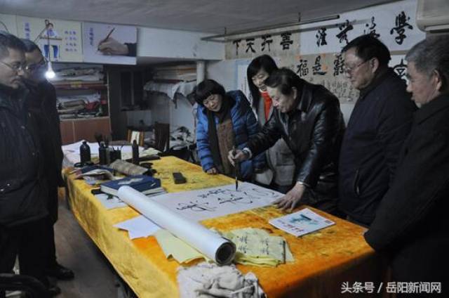 分会会长刘玉珍,副会长兼秘书长李德新与岳阳民间书画家郑本笃交流,共