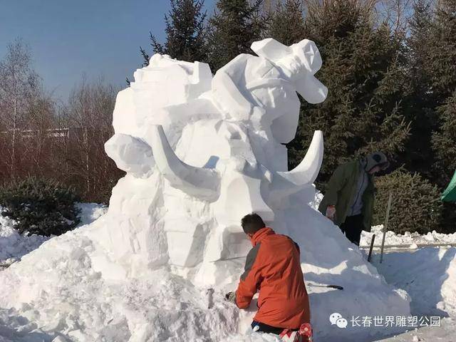 欢迎您在比赛期间前来观看雪雕制作过程,了解一件件雪雕作品如何诞生.