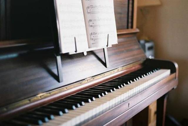 描写弹钢琴的优美句子 琴声优美如展翅