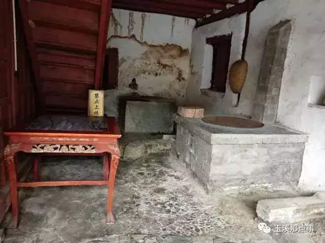 凡路过哀牢山的迤南商旅,首先要送礼拜谒李润之,购买富昌隆商号的三角